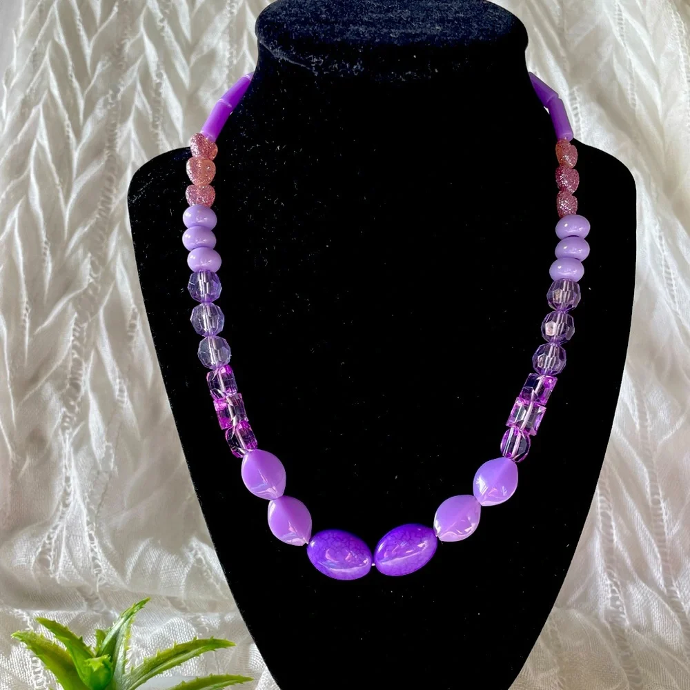 Acrylic mix size purple, red beads stretchy necklace
